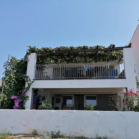 Erzen Apartment