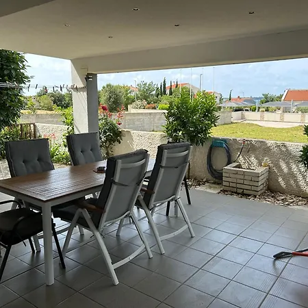 Erzen Apartment *