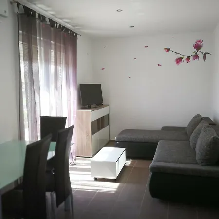 Erzen Apartment